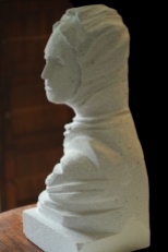 Tête féminine. Sculpture sur Siporex. 70x40x40. Taille directe. ©ADAGP Paris